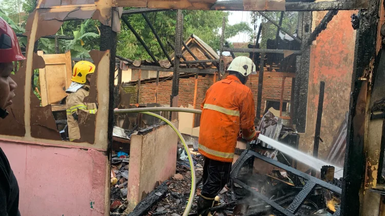 Kebakaran Hanguskan Dua Rumah di Kota Kulon Bondowoso