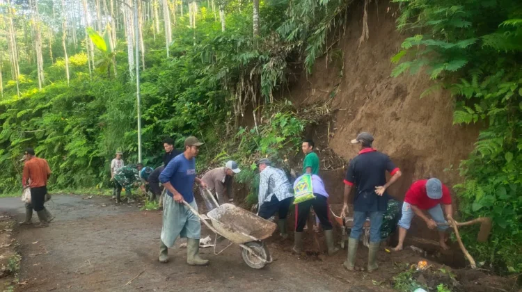 Gotong Royong Bersihkan Longsor, Akses Warga Senduro Kembali Lancar