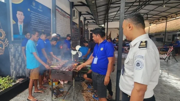 Lapas Banyuwangi Sembelih 12 Hewan Kurban, Warga Binaan Nyate Bareng