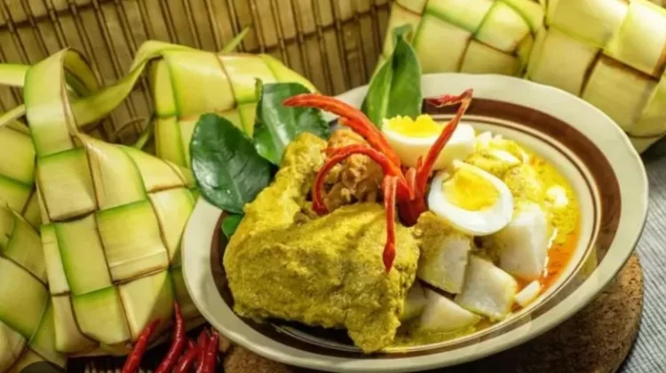 Tradisi Ketupat Ayam Warnai Hangatnya Idul Adha di Jember