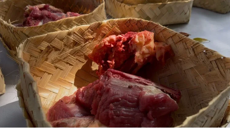 Ecogreen, Unmuh Jember Bagikan Daging Kurban Dengan Besek