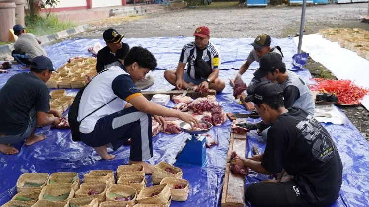 Polije Terapkan Kurban Hijau dengan Besek Bambu Pengganti Plastik