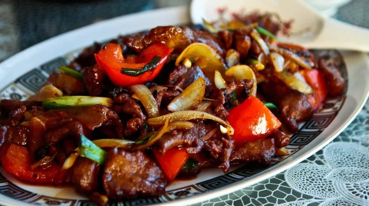 Warga Jember Olah Daging Kurban Jadi Sapi Lada Hitam