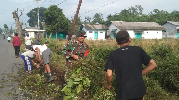 TNI Bantu Warga Besuk Bersihkan Drainase Desa