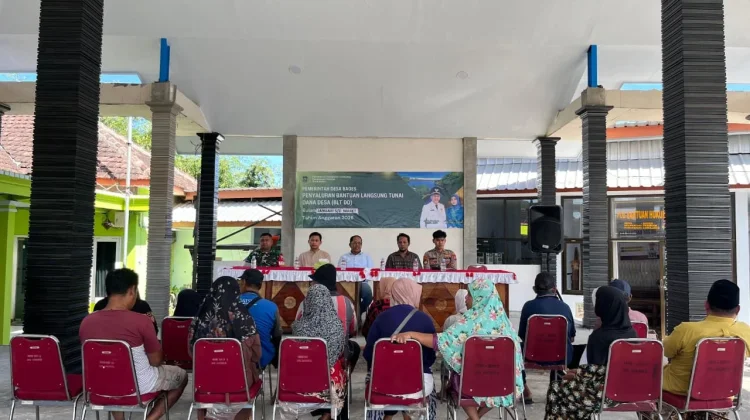 Puluhan  KPM Desa Bades Lumajang Terima BLT Dana Desa