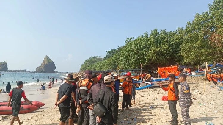 Warga Panti Jember Terseret Derasnya Ombak Pantai Selatan