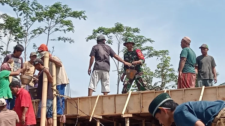 TNI Bersama Warga Kompak Bangun Mushola di Rowokangkung