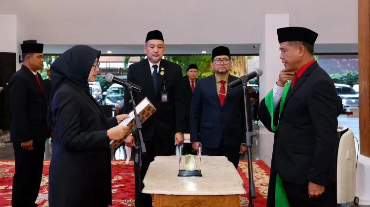 Bupati Ipuk Lantik Suyanto Jadi Sekda Banyuwangi
