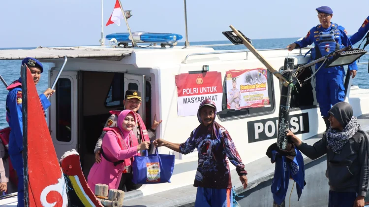 Polres Situbondo Bagikan Sembako kepada Masyarakat Nelayan