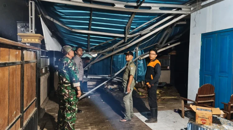 Pohon Tumbang Menimpa Rumah Warga, Kerugiannya Puluhan Juta