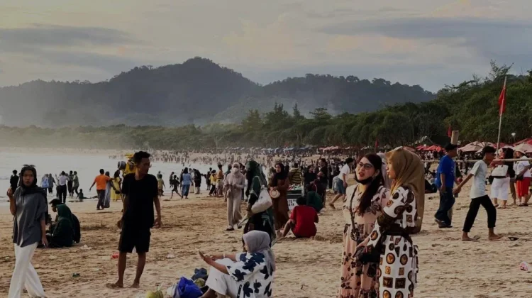 Pulau Merah Jadi Destinasi Terfavorit Libur Panjang