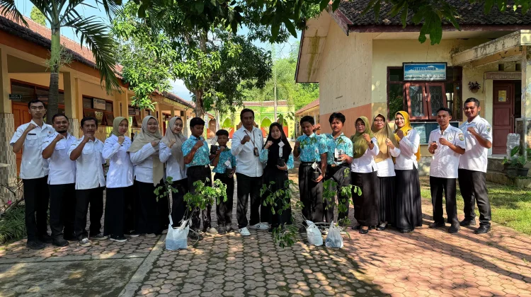 SDN Selolembu Rayakan Kelulusan dengan Gerakan Tanam Bibit