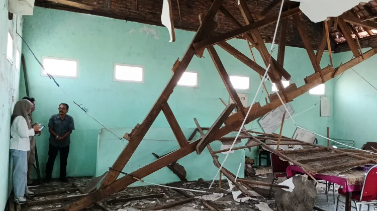 Ruang Aula Kecamatan Nangkaan Ambruk