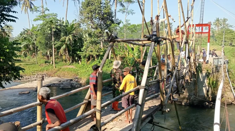 TNI dan Warga Bongkar Jembatan Bambu Kali Asem