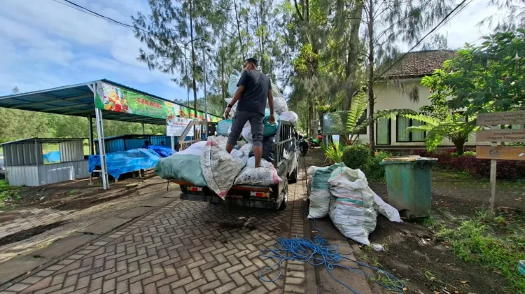 Ijen Rijik Angkut 20 Sak Sampah di Kawah Ijen