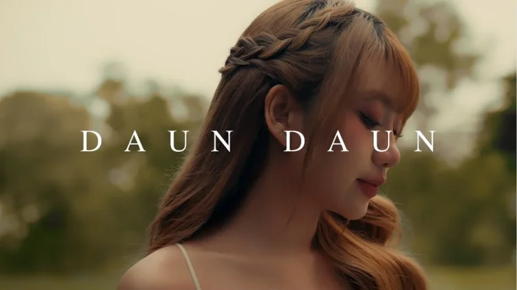 Lirik Lagu "DAUN DAUN" - Ghea Indrawari