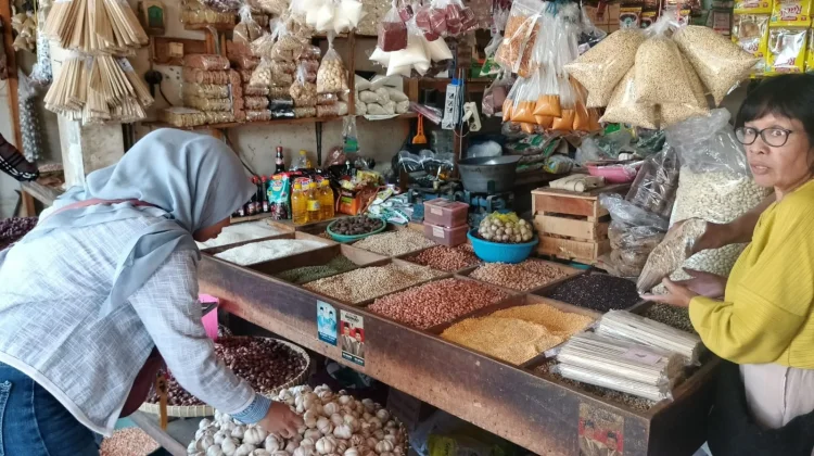 Harga Bapokting di Pasar Induk Bondowoso Melonjak, Daya Beli Menurun