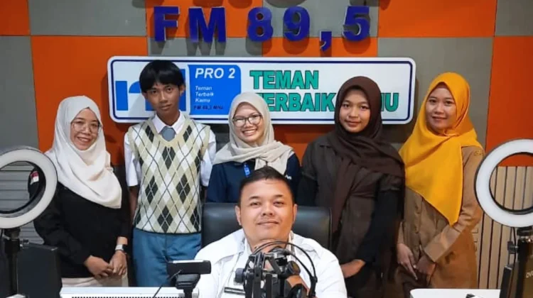 Nadhim Raih Top Model Casual Jawa Timur lewat Karya DIY Busana Denim