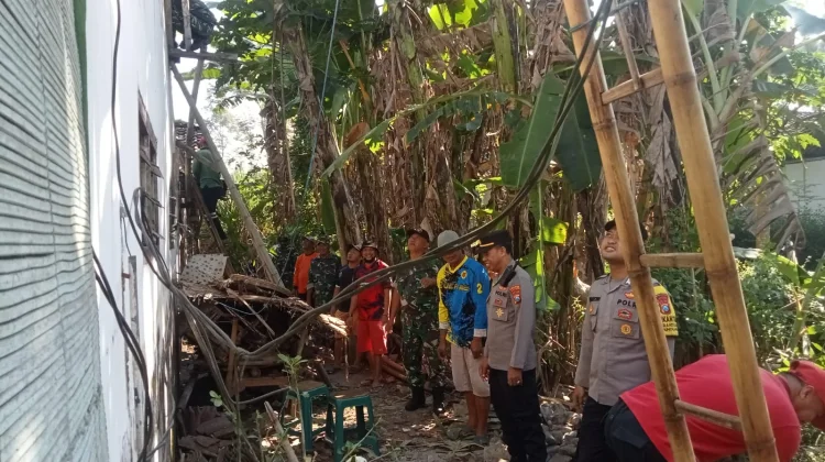 Kolaborasi Warga dan Aparat Perbaiki Rumah Lansia di Randuagung