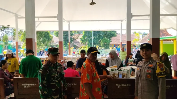 Warga Tegalrejo Terima 5,7 Ton Beras dan 2.520 Liter Minyak Goreng