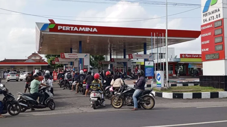 Antrean Panjang Terjadi di Sejumlah SPBU Lumajang