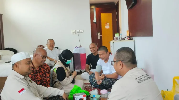 Jamaah Haji Kloter SUB 86 Ikuti Terapi Bahagia Jelang Keberangkatan ke Madinah