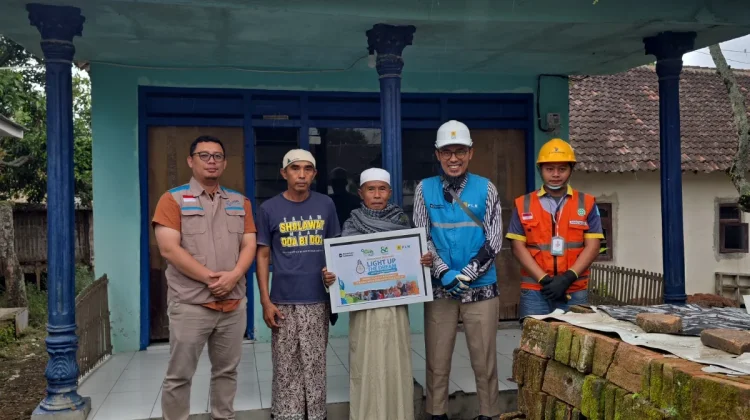 PLN Situbondo Berikan Sambungan Listrik Gratis Warga Miskin
