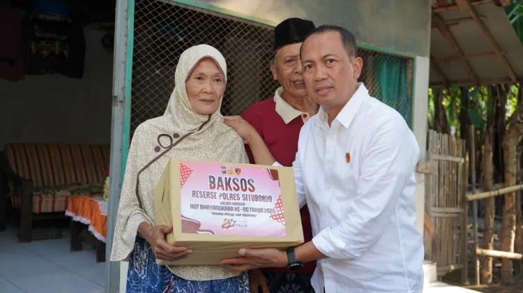 Polres Situbondo Bagikan Paket Sembako dan Uang Tunai