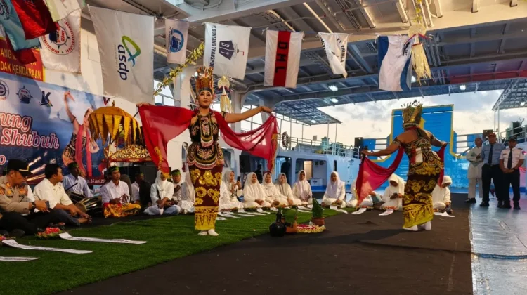 Gandrung Menyambut Fajar di Tengah Selat Bali
