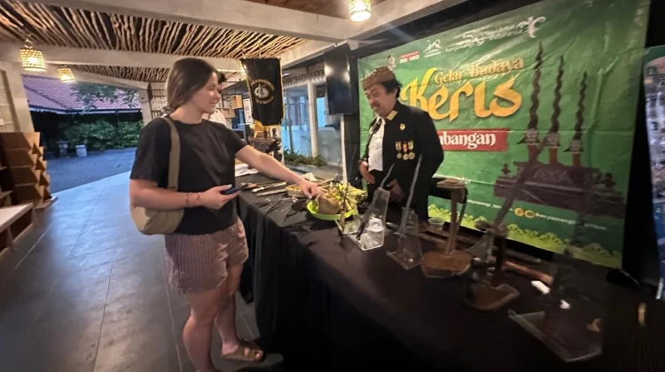 Wisatawan Prancis Terpukau Tradisi Jamasan Pusaka Banyuwangi