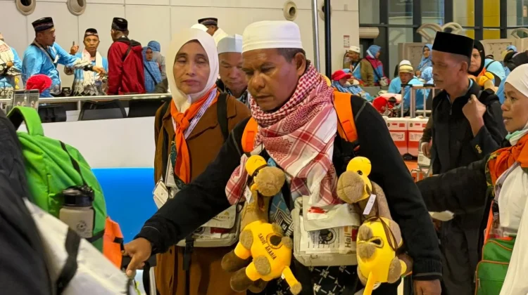 Menjelang Kepulangan, Jemaah Haji Jember Ramai Berburu Oleh-Oleh