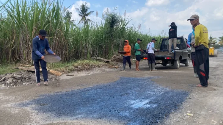 Warga Lombok Wetan Swadaya Perbaiki Jalan dan Drainase