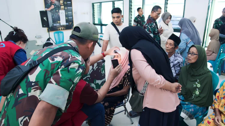 Puluhan Warga Lumajang Ikuti Skrining Katarak dan Edukasi Kesehatan Mata