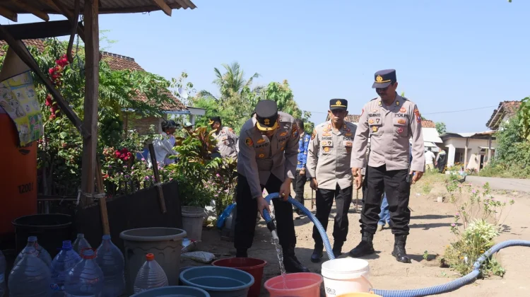 Polres Bondowoso Salurkan Air Bersih ke 20 Dusun Terdampak Kekeringan