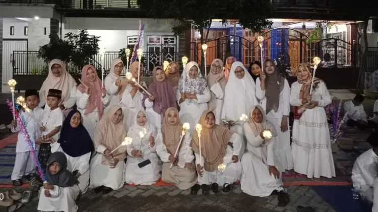 Warga RT 01 Pondok Bedadung Gelar Pawai Obor Muharam