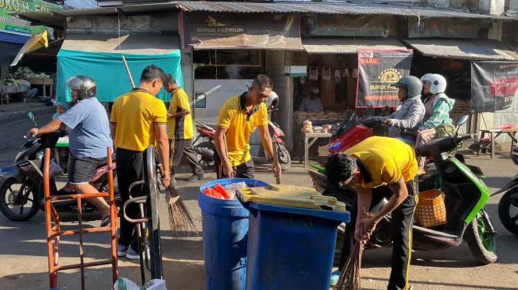 Berantas Pasar Kumuh, Polisi Bersihkan Sampah Pasar Induk