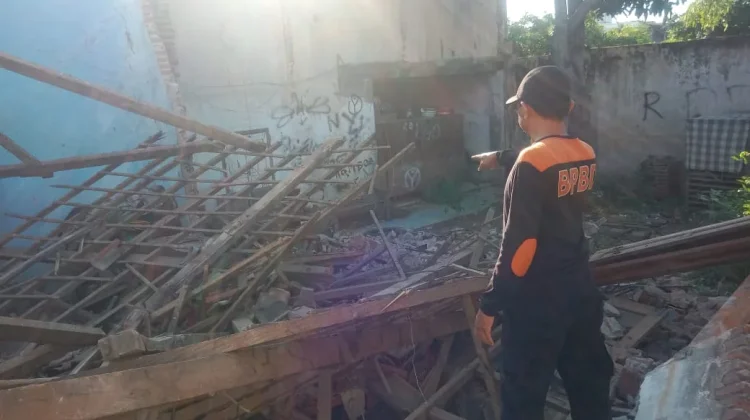 Rumah Ambruk dan Menimpa Rumah Lainnya