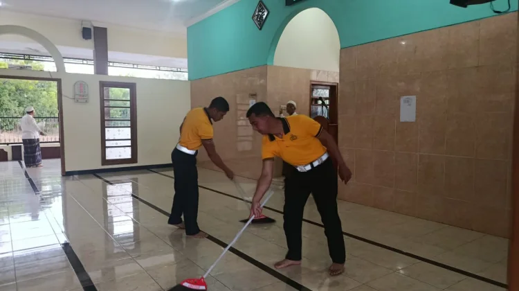 Satlantas Bersih-bersih Masjid di Hari Jumat