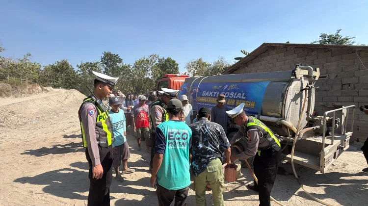 Polres Distribusi Air Bersih kepada Warga Terdampak Kekeringan