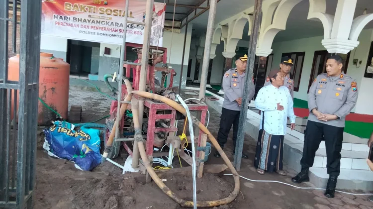 Dukung Kebutuhan Air, Polres Bondowoso Serahkan Sumur Bor untuk Masjid