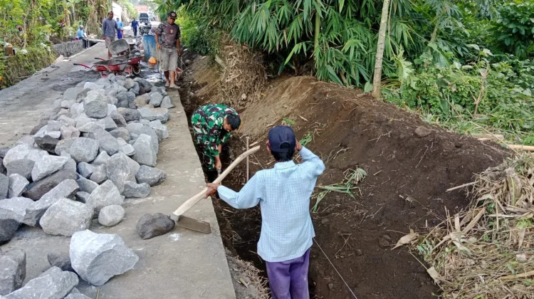 Warga Bangun Drainase Cegah Banjir di Candipuro Lumajang