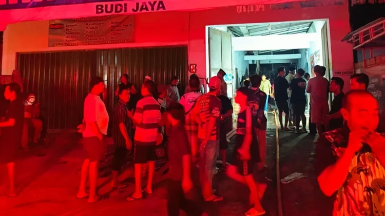 Korsleting Listrik Diduga Picu Kebakaran Toko Bangunan di Muncar