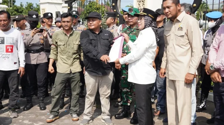 DPRD Lumajang Terima Aspirasi Aliansi Masyarakat Peduli MBG