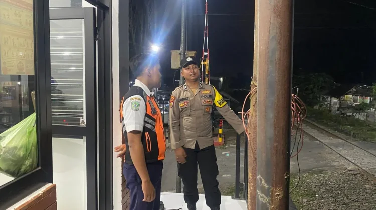 Polsek Jatiroto Perkuat Pengamanan Perlintasan Kereta Api