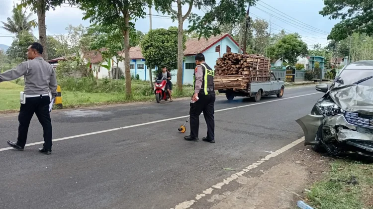Adu Banteng Ertiga dan Innova di Wringin, Sejumlah Korban Luka-luka