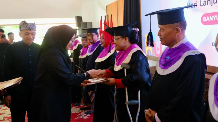 Sebanyak 30 Lansia Banyuwangi Lulus Program Selantang