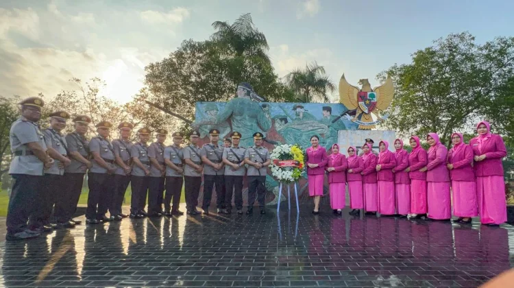 Polres Lumajang Gelar Tabur Bunga di Taman Makam Pahlawan