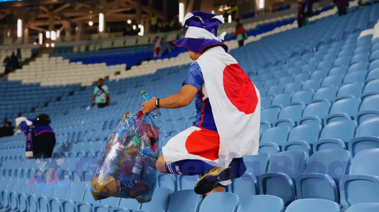 Menang atau Kalah, Suporter Jepang Tetap Pungut Sampah