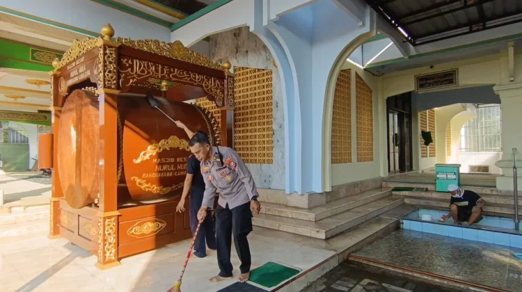 Polisi di Randuagung Lumajang Gelar Baksos Bersihkan Tempat Ibadah