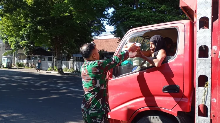 Koramil Lumajang Bagikan 100 Nasi Kotak Lewat Jumat Berkah